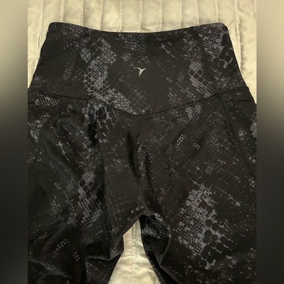 Old Navy Active Elevate High Rise Snake Skin Go-Dry Leggings High Rise Pockets - Picture 5 of 7